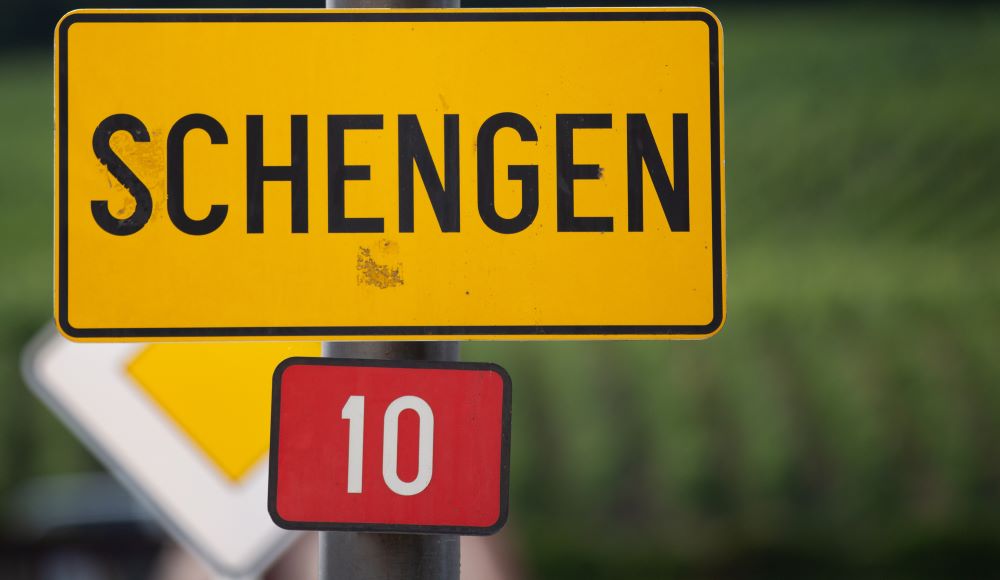 INSCOP: Romanians Support Full Schengen Membership Despite Economic Blocks