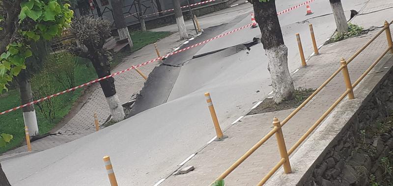 The street in Slanic Prahova washed away by another 20 cm, more than 40 people evacuated